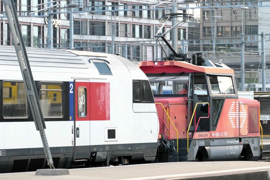 環境保護のため、入換用機関車までディーゼルではなく電気機関車（筆者撮影）