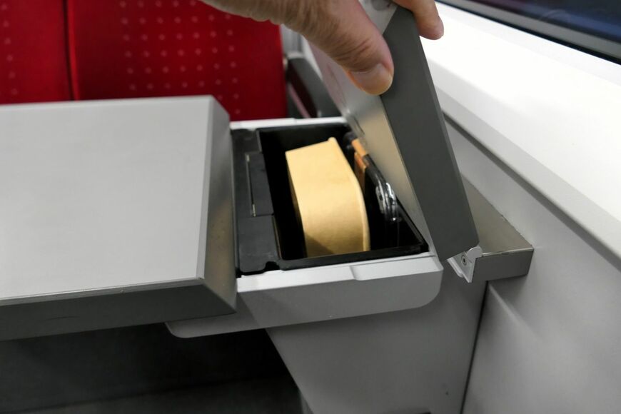 各座席のテーブルにはゴミ箱が備えられている（筆者撮影）