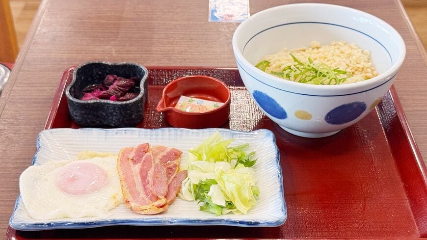 冷やしはいからうどんベーコンエッグ