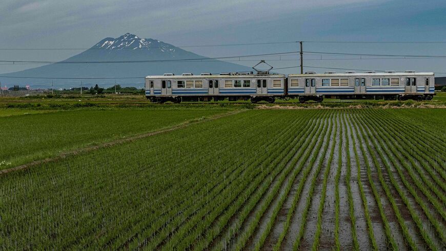 青森県の最高峰、岩木山をバックに走る弘南鉄道弘南線（撮影：鼠入昌史）