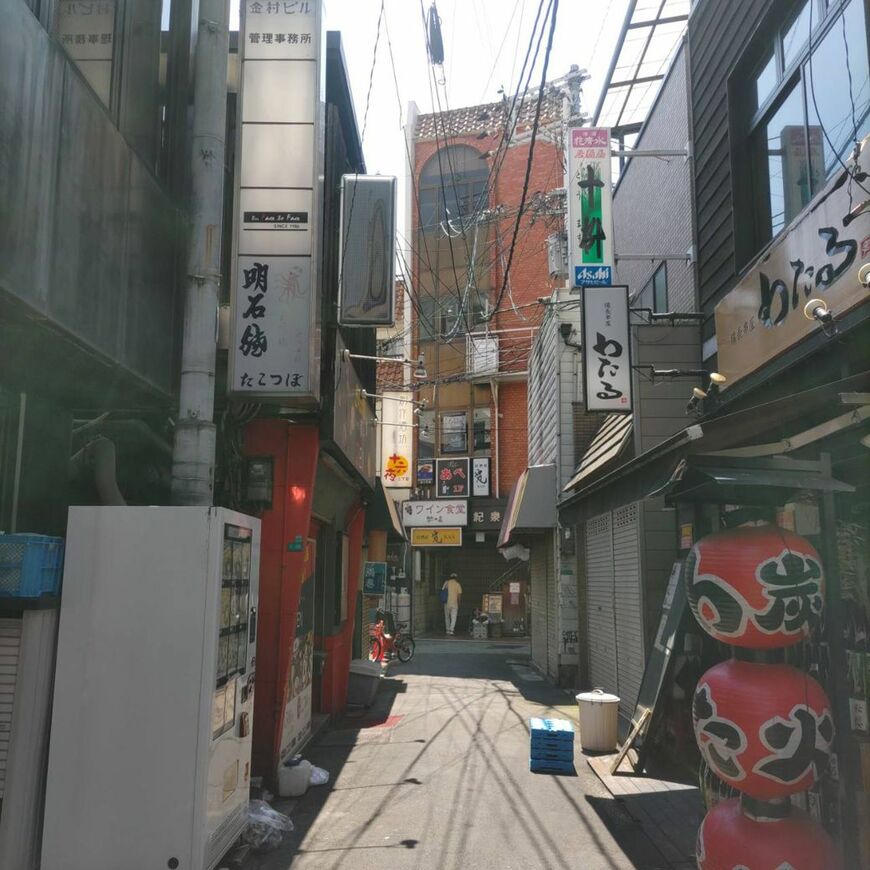 たこつぼ本店と自販機のある通り。古き良き大阪感があった（著者撮影）