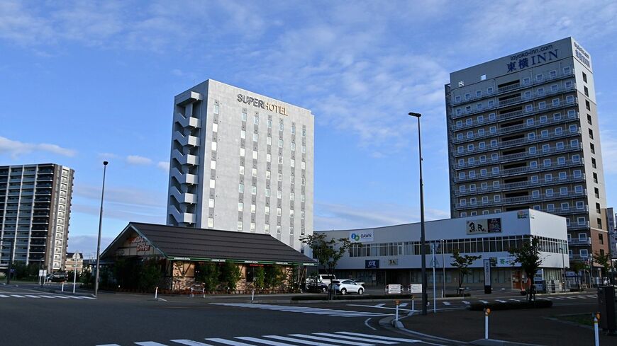 コロナ禍の2020年、上越妙高駅西口にはビジネスホテルなどがオープン、景観が一変した＝2021年10月（筆者撮影）
