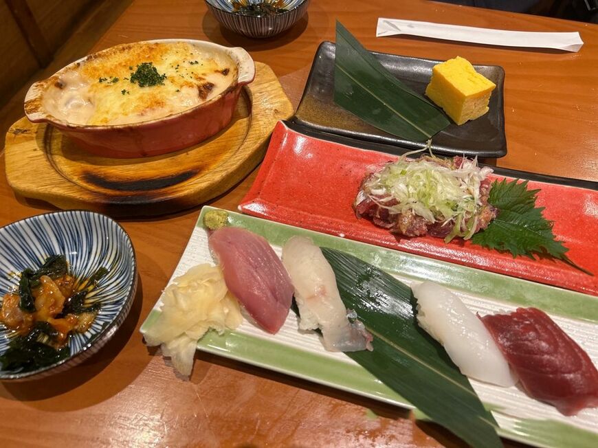 さくら水産で注文した料理たち。2人で料理6品、ソフトドリンクを1杯ずつ注文し、会計は5304円（筆者撮影）