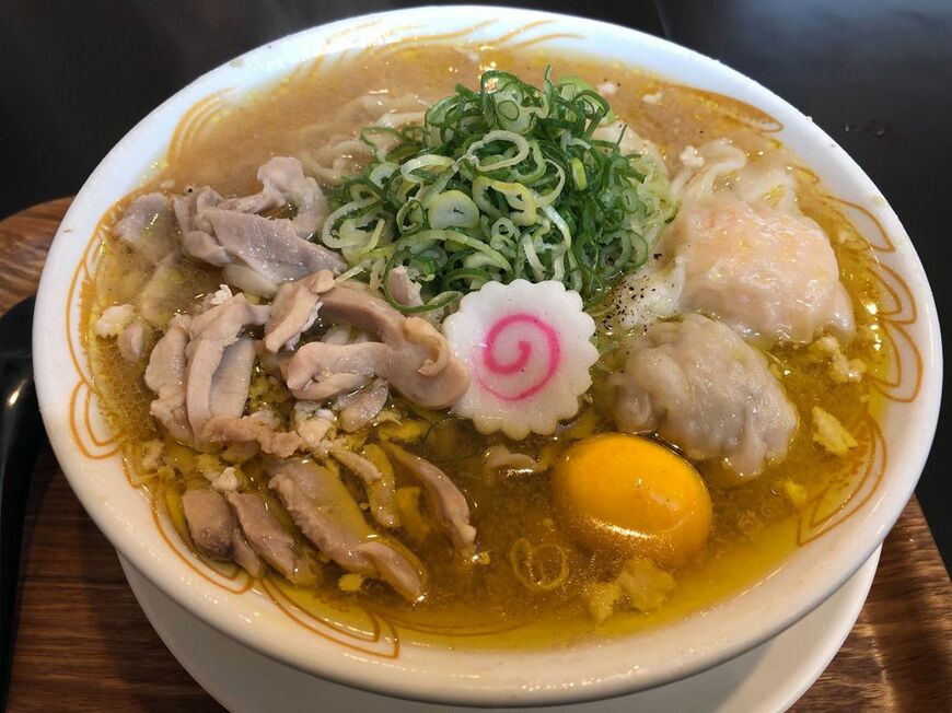 「新旬屋 本店」の「金の鶏中華 ワンタン入り」