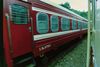 赤い車体のベトナム国鉄寝台車