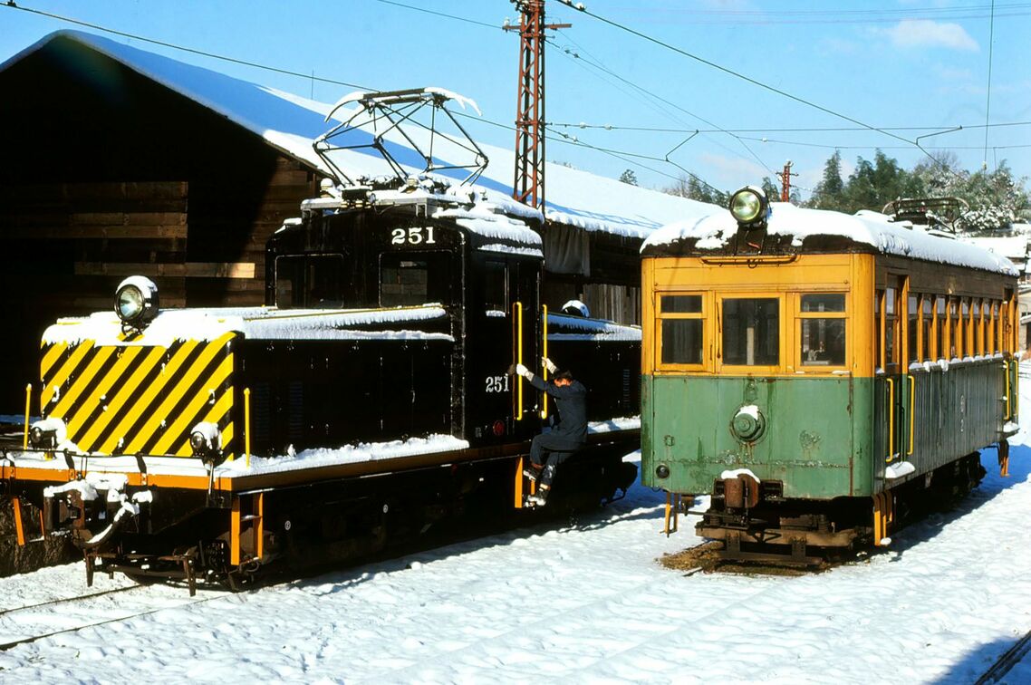 北恵那鉄道の電機デキ250形（左）と電車。