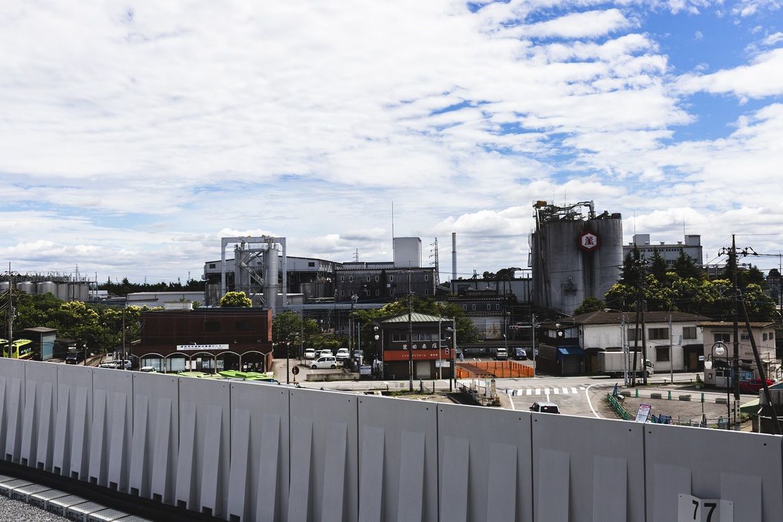 野田市駅のホームから見るキッコーマンの工場。