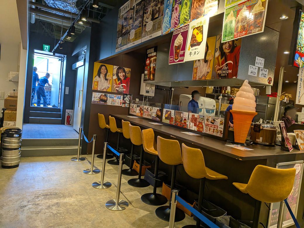 一部店舗にはイートイン席があるため、550円を支払わなくても座って食事を楽しめる（筆者撮影）