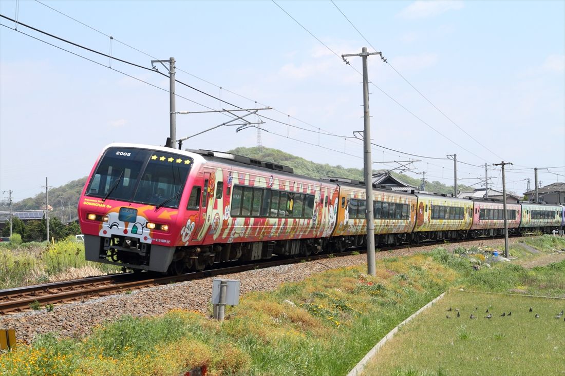 予讃線を走る「アンパンマン列車」仕様の2000系（撮影：南正時）