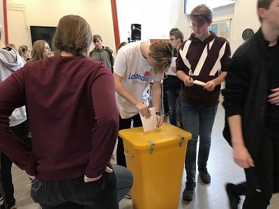 日本で中学生の年齢にあたる7〜9年生は、学校で模擬選挙を行う（写真：朋子さん提供）
