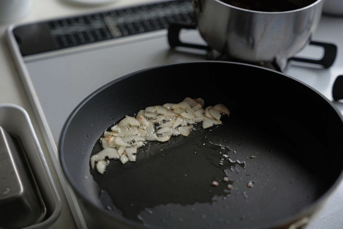 にんにくを投入したフライパン