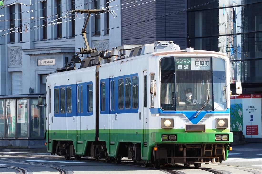 従来車の770形は元名古屋鉄道（名鉄）の車両。出入り口にはステップがある（記者撮影）