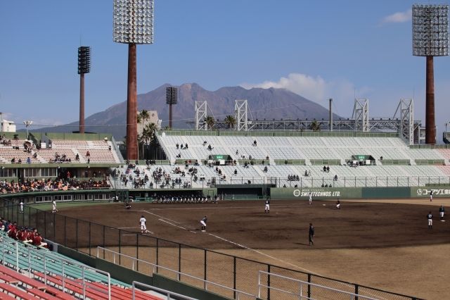 桜島を背景にした平和リース球場（写真：筆者撮影）