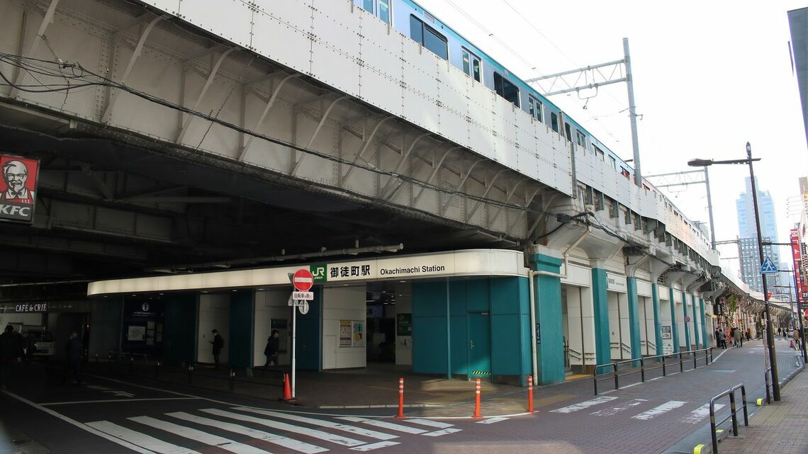 巨大ターミナル上野駅の隣に位置する山手線の御徒町駅（筆者撮影）