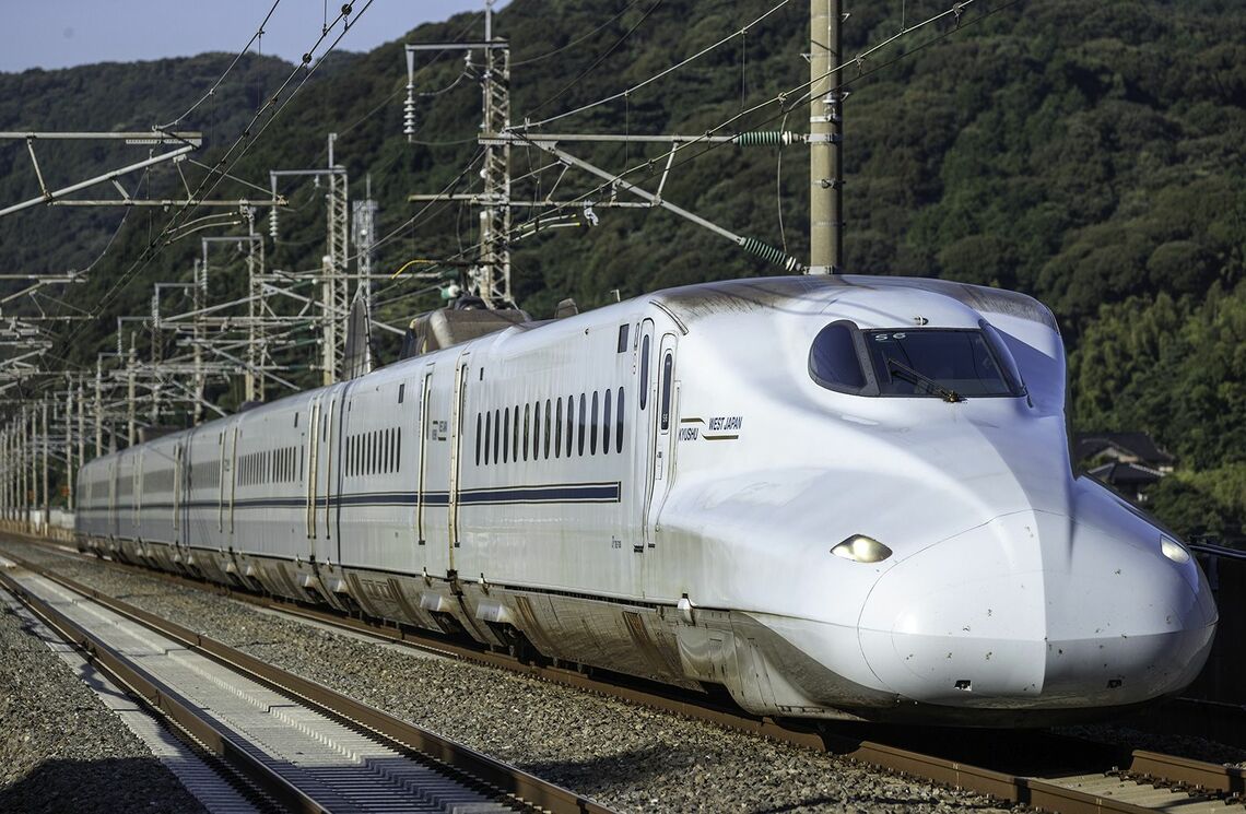 「さくら」「みずほ」として山陽新幹線と九州新幹線を直通運行する8両編成青磁色のN700系 (厚狭ー新下関間、写真：久保田 敦)