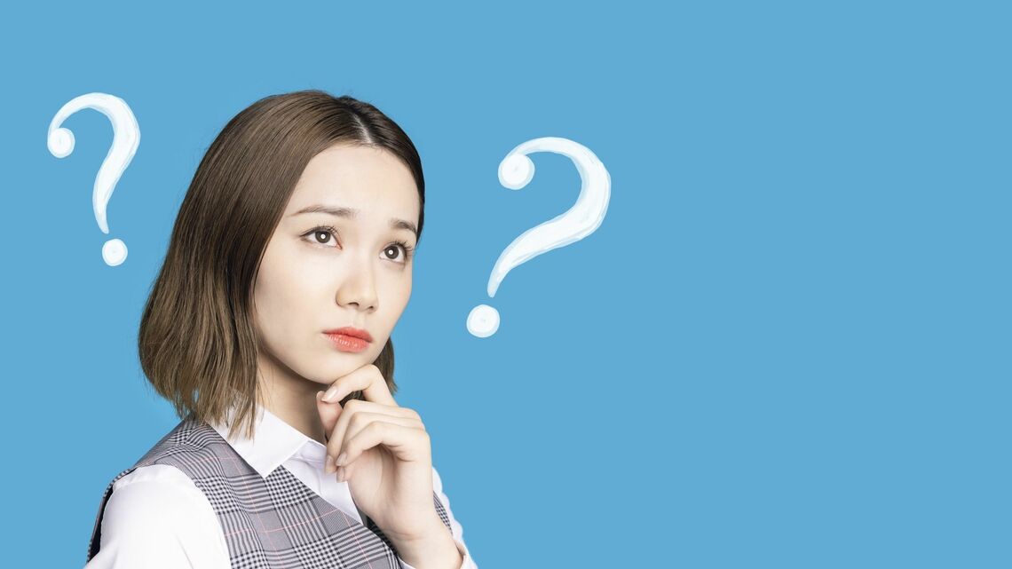 疑問を持つ女性 クエスチョンマーク