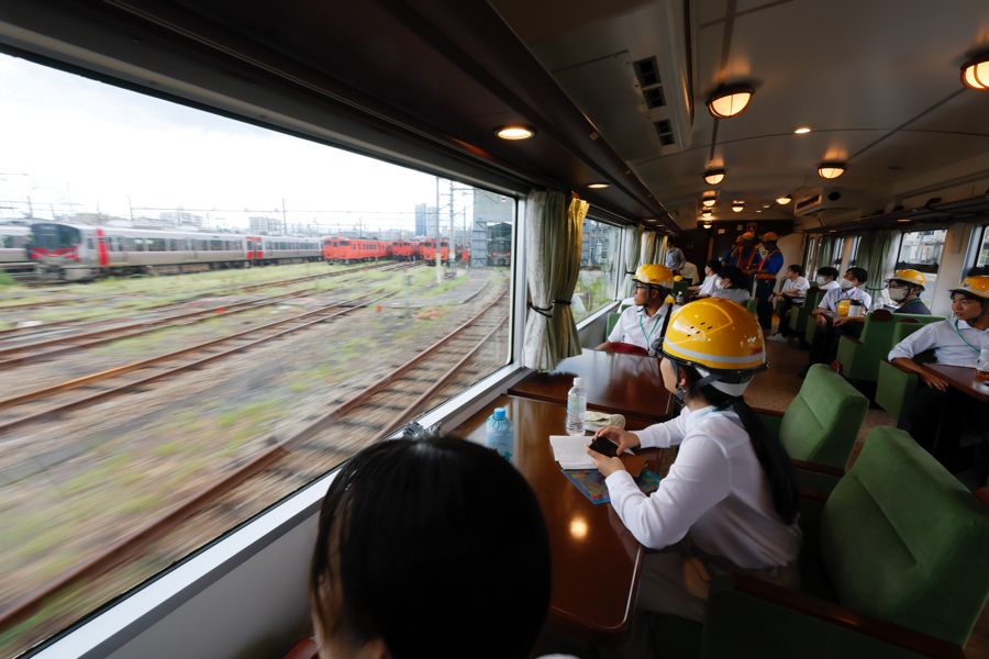 観光列車「etSETOra」を使用して行われた場内入換走行の乗車体験（写真：村上悠太）