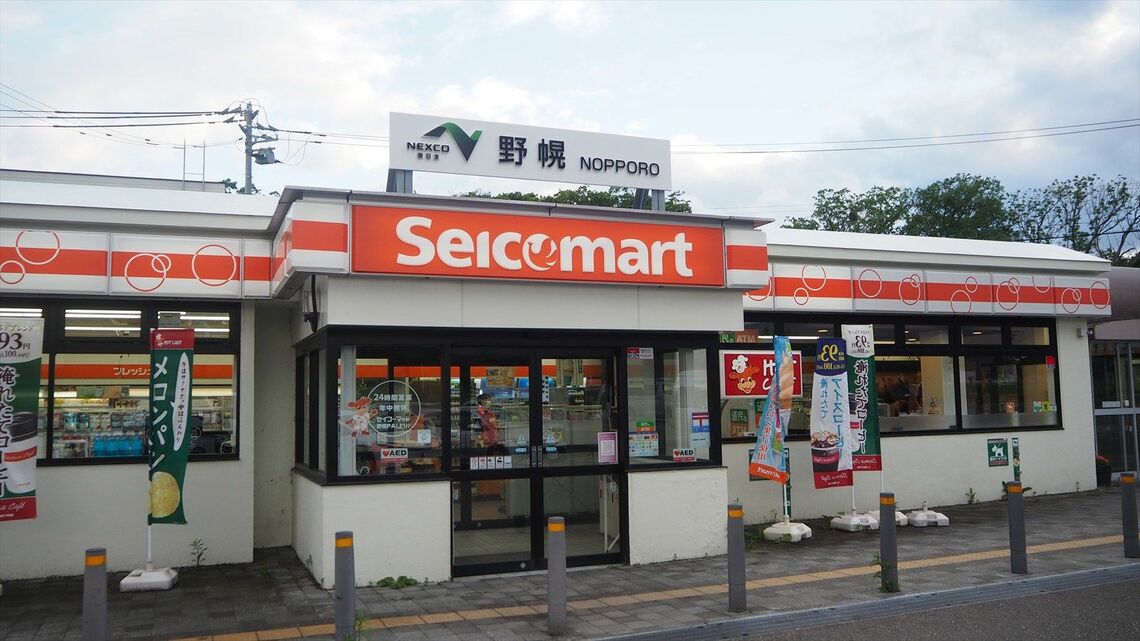 野幌PAのセイコーマート。NEXCOと野幌のロゴがなければSA/PAにあるとは思えない(筆者撮影)