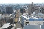 電車の先頭あたりまで百貨店の駐車場