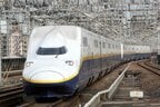 8両編成を2本つないだ16両で走るE4系Max