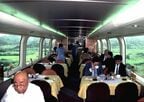 初期の100系食堂車内。2階建てで窓も大きく
