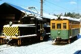 北恵那鉄道の電機デキ250形（左）と電車。同鉄道は1978年に廃止された（撮影：南正時）