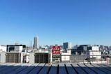 13階屋上から見た新宿駅の東側（記者撮影）