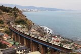 東海道本線早川―根府川間を走る185系「踊り子」（撮影：南正時）