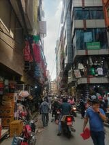 ネパールの首都・カトマンズの光景。歩行者やバイクの数が多いので、スーツケースの移動は困難（筆者撮影）