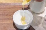 ココットのミニヨーグルトに、はちみつを入れてハニーヨーグルトの完成です（筆者撮影）