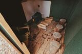 毛布を張り巡らせたサウナ小屋内部。薪ストーブの周りは不燃材の軽カル板を張って安全性を確保した（写真：『小屋の時間』）