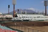 桜島を背景にした平和リース球場（写真：筆者撮影）
