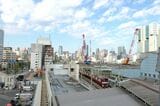 品川駅の屋上から見た高輪ゲートウェイ駅方面＝2022年11月（記者撮影）