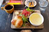 グッドモーニングカフェの湯種パンとスープセット1200円（筆者撮影）