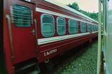赤い車体のベトナム国鉄寝台車（筆者撮影）