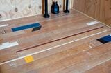 トイレのクッションフロアは体育館の床がモチーフ。キズやチョークの跡も再現されている（写真撮影／前田慶亮）