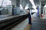 ホームでは駅員が案内放送や安全確認をしている（記者撮影）