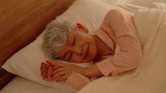 眠るシニア女性