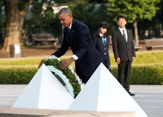 オバマ大統領､広島で原爆慰霊碑に献花