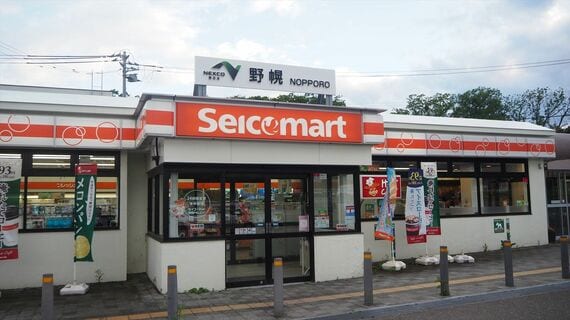 野幌PAのセイコーマート。NEXCOと野幌のロゴがなければSA/PAにあるとは思えない（筆者撮影）