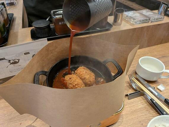 デミグラスソースを流しこむ