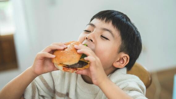 ハンバーガーを食べる男の子
