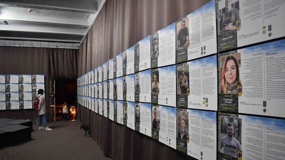 キーウの国立歴史博物館には義勇軍「アゾフ連隊」の戦死した兵士たちの写真と略歴が掲げられていた
