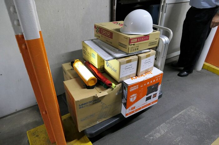 500系に積み込む非常持ち出し用備品。ポータブル電源や