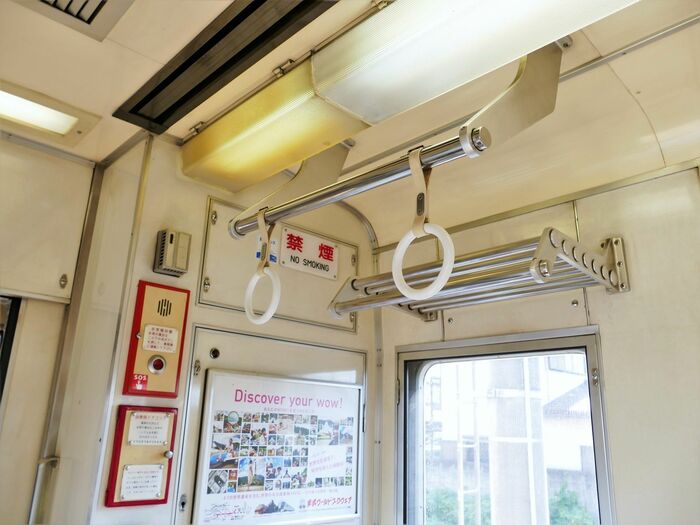 つり革はロングシート部分にある