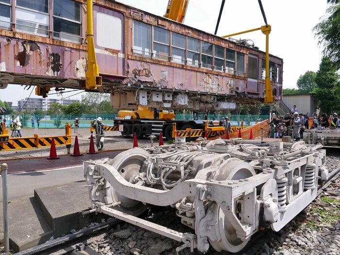 川口市の青木町公園からデハ230形を搬出する作業