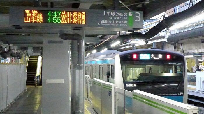 山手線ホームに入った京浜東北線の始発電車