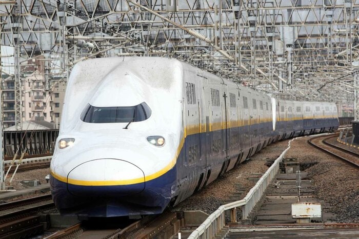 8両編成を2本つないだ16両で走るE4系Max