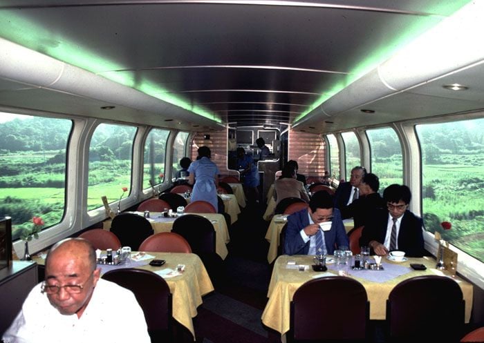 初期の100系食堂車内。2階建てで窓も大きく