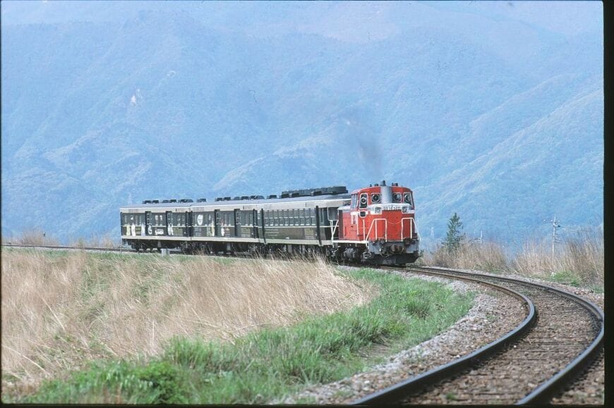 DD16形が牽引する小海線のイベント列車「マザーグーストレイン」＝1987年（撮影：南正時）